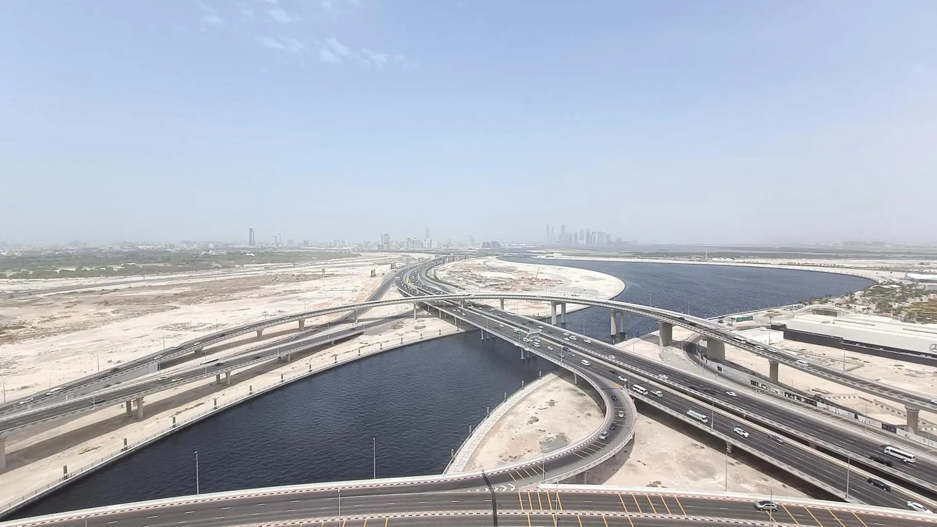 Quill Residence - Canal View Spacious 3 Bedroom Apartment Dubai